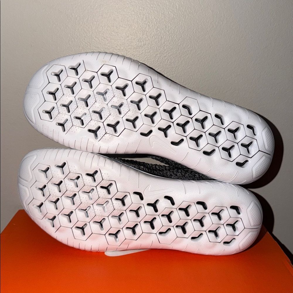 Nike Free Run Flyknit 2018 White Black 942839-101 Women’s Size 5 - Picture 5 of 5